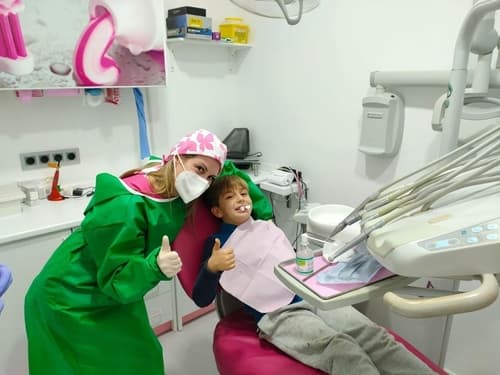 Revisión dental a niño